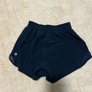 Lululemon Hotty Hot Low-Rise Short 4" navy Sz2